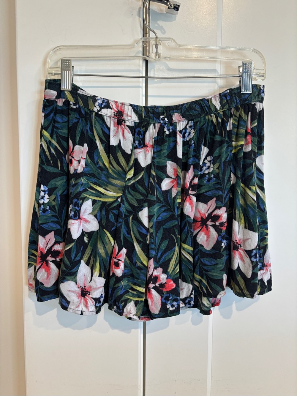 Hollister Tropical Floral Print Flowy Shorts. Size M - Picture 3 of 5
